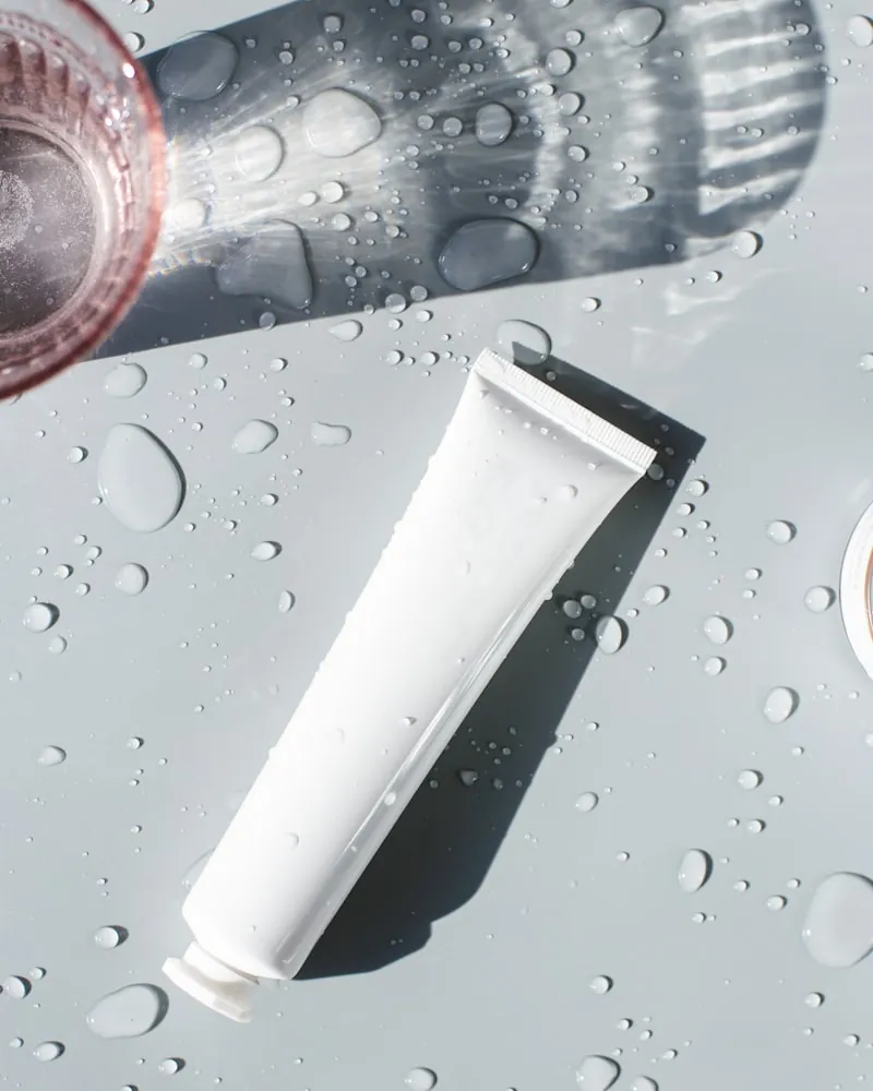 Gel-to-milk texture of the cleanser